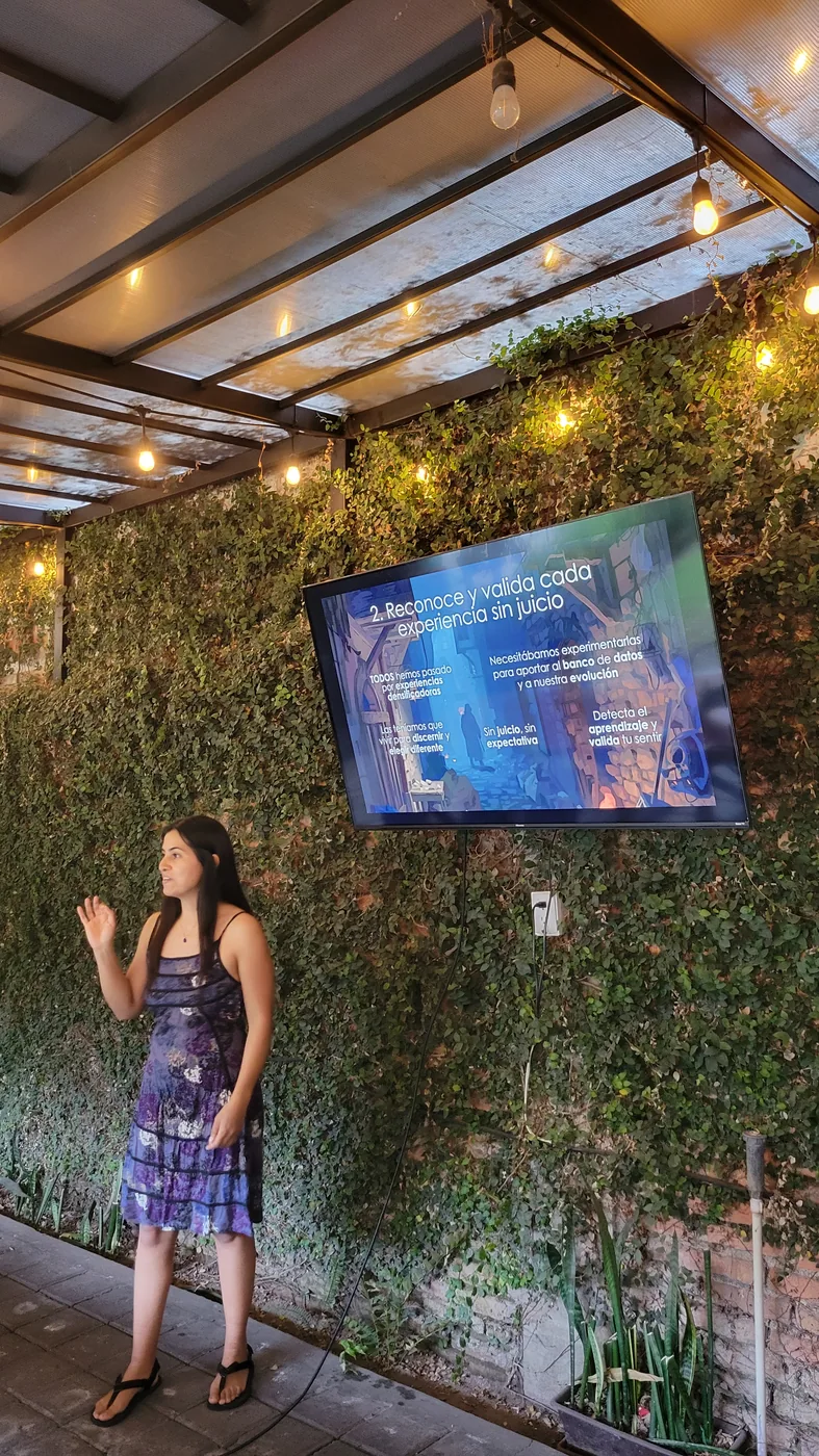 Alicia Chávez presenting with visual material on a screen